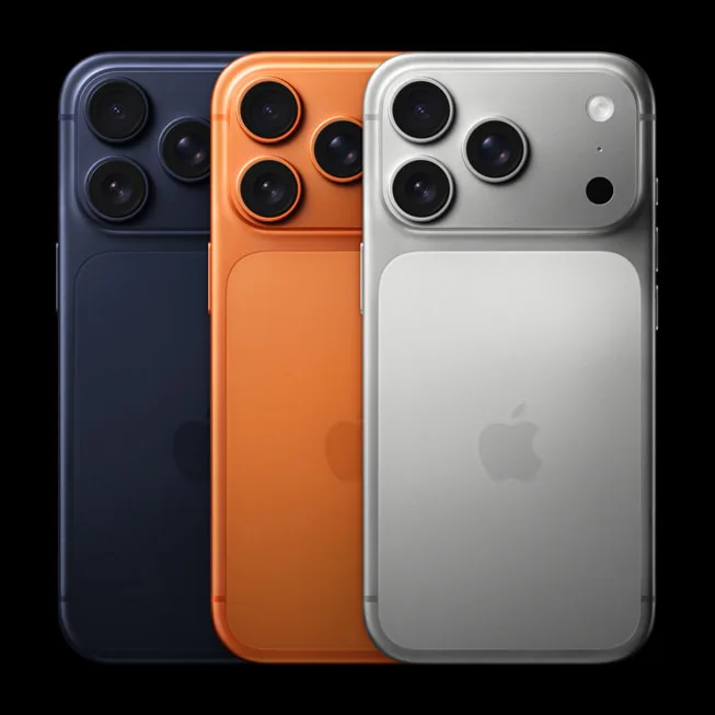 딥 블루, 코스믹 오렌지, 실버 색상의 iPhone 17 Pro 뒷면 세 대