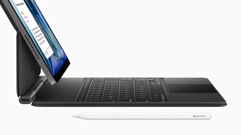 Magic Keyboard에 끼운 아이패드 에어 옆모습과 그 앞에 놓인 Apple Pencil Pro
